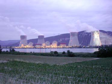 Atomkraftwerk bei Nacht