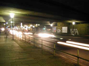 Nachts unter der Brücke